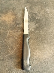 steak-knife-black-handle